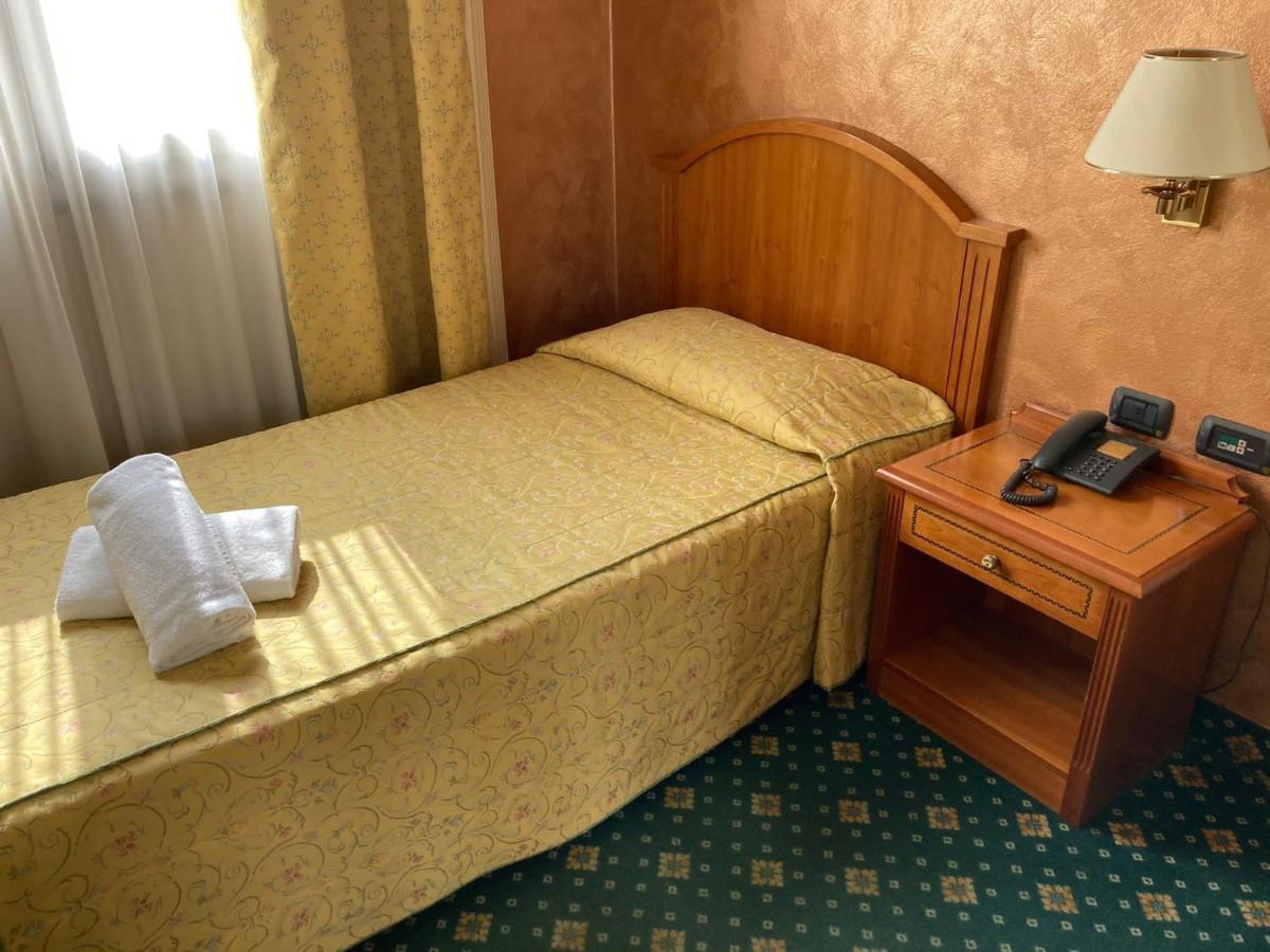 Hotel Visconti Melzo Kültér fotó